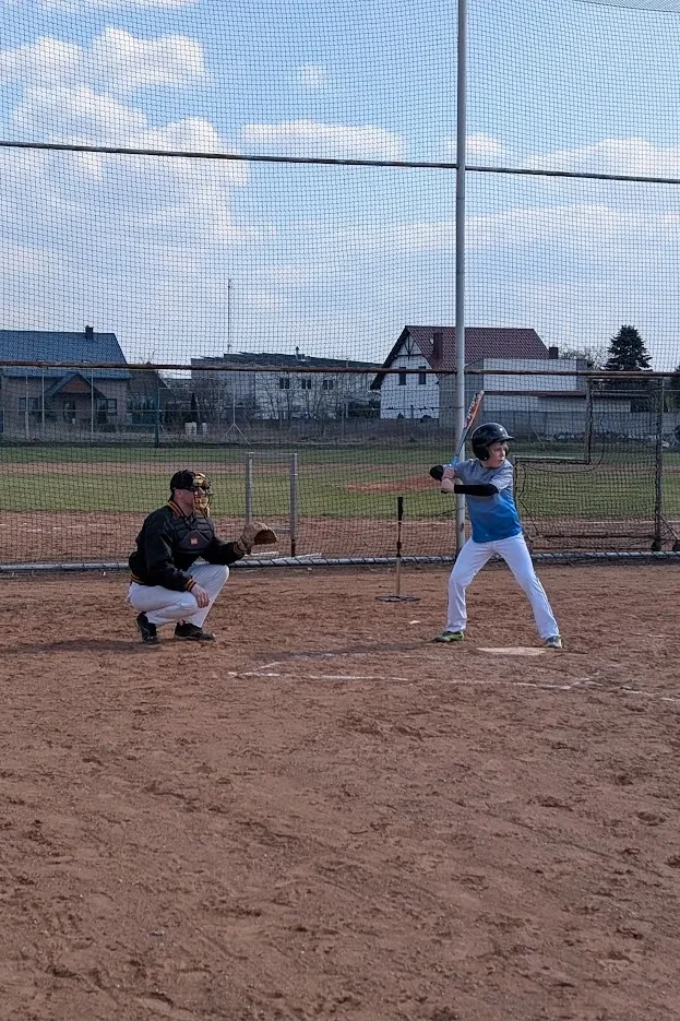Trening baseballowy Goats Poznań, dzieci i dorośli na boisku