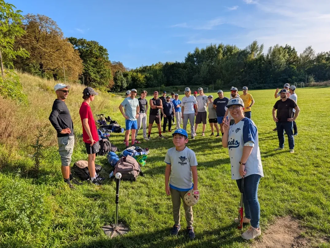 Trening baseballowy Goats Poznań, dzieci i dorośli na boisku