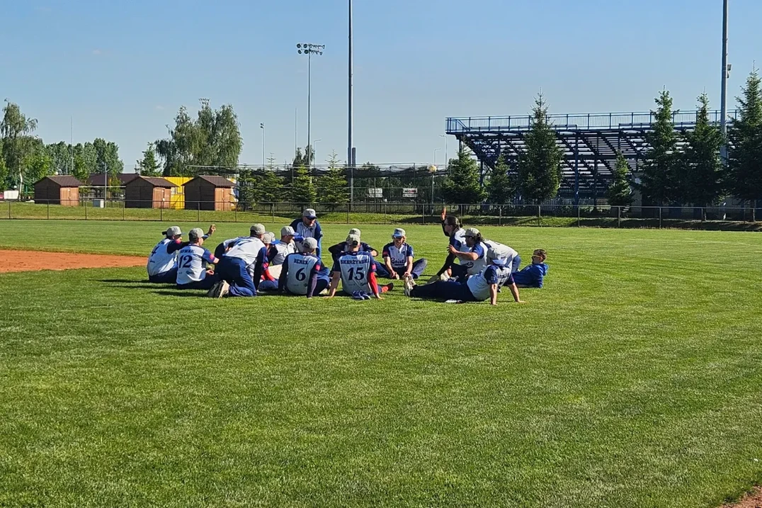 Trening baseballowy Goats Poznań, dzieci i dorośli na boisku